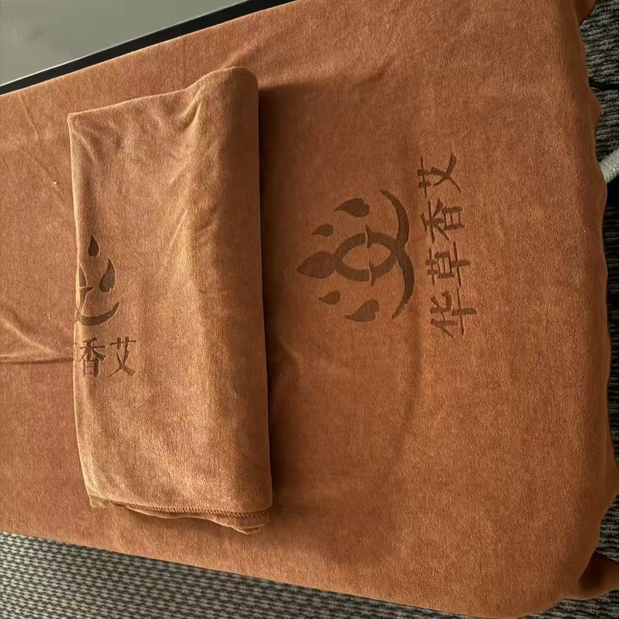 Folded linens on a moxibustion bed